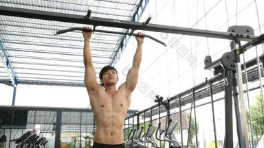 年轻的肌肉<strong>男人</strong>。执行锻炼机<strong>健身中</strong>心亚洲运动员培训<strong>健身</strong>房健美运动员男性工作健康俱乐部体育运动健康的生活方式概念